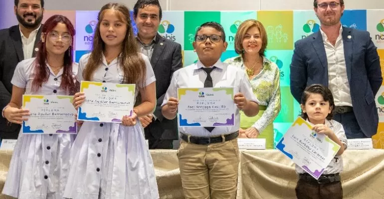 Nobis Educando impulsa la educación de los hijos de los colaboradores con la entrega de incentivos económicos