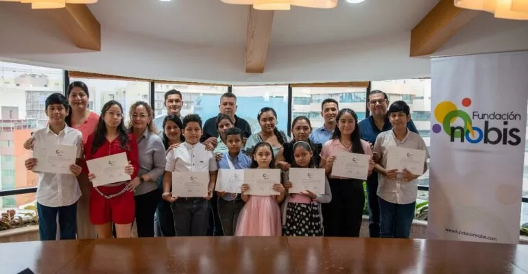 Nobis Educando premia a jóvenes talentos en robótica y programación
